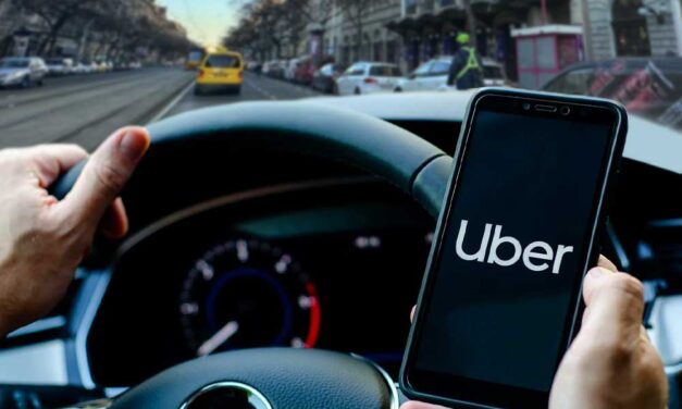 Elzavarták a taxisok, most visszatér Budapestre az Uber, már nyugtatják a sofőröket