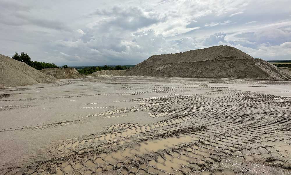A sóskúti akkubontó közelében bányásszák Magyarország legtisztább homokját, most meglepőt lépett a kitermelő cég