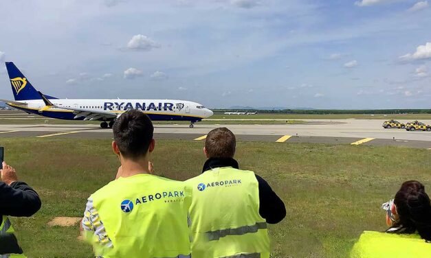 Szokatlan dolog történt a Ryanair gépével Ferihegyen, többen kimentek a reptérre, hogy lássák a különleges pillanatot – Videó