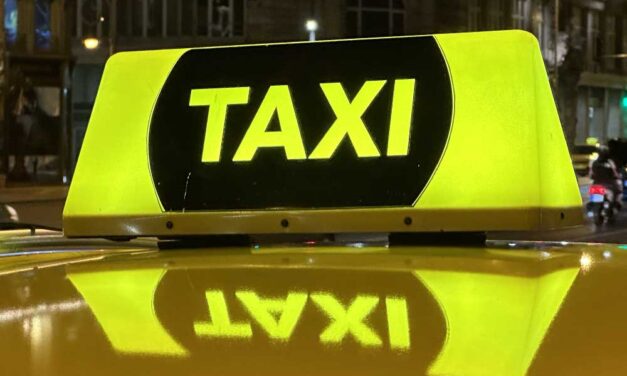 Trükkök százaival húzta le utasait az áltaxis nő – őrizetbe vette a rendőrség