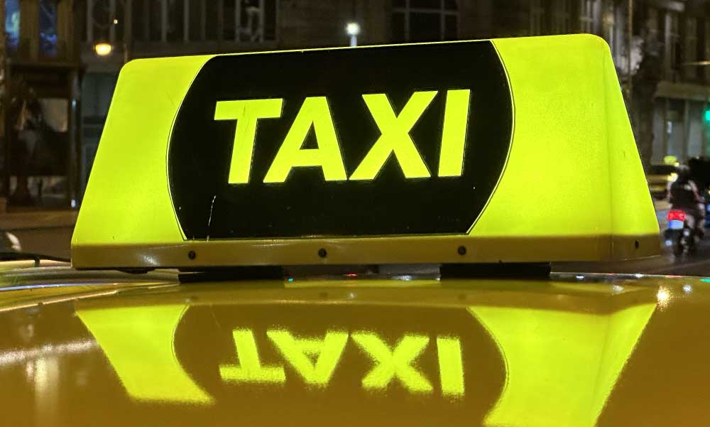 Trükkök százaival húzta le utasait az áltaxis nő – őrizetbe vette a rendőrség