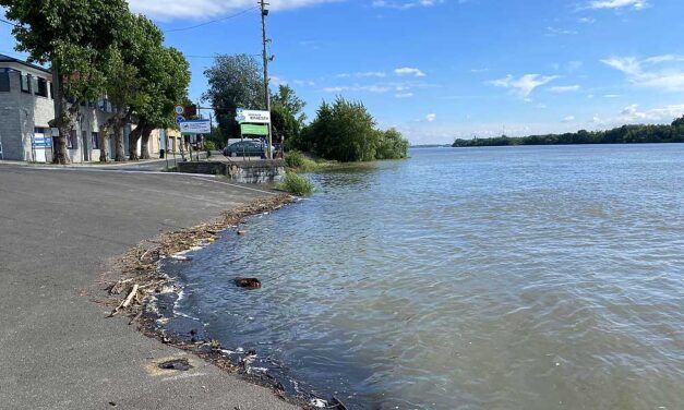 Árvíz a Dunakanyarban: víz alatt a strandok, több kerékpárutat is lezártak, Dunakeszin leáll a kompközlekedés