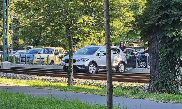Sínekre hajtott egy autó a Hüvösvölgyi úton, leállt a villamosközlekedés