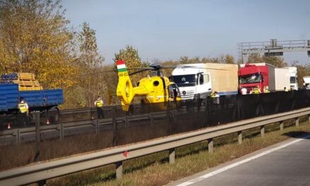 Tömegkarambol az M1-esen: 15 kilométeres a torlódás, mentőhelikopter a helyszínen