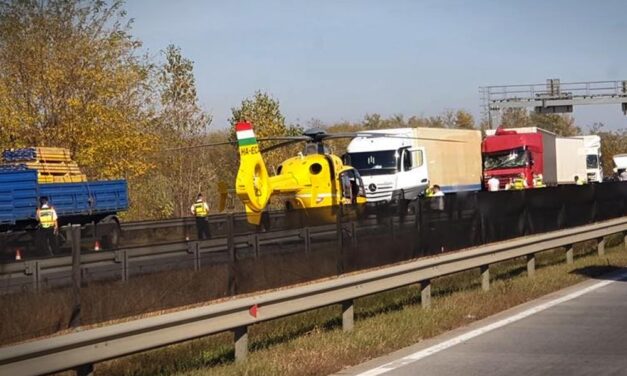 Baleset az M5-ös autópályán: egy motoros életéért küzdenek, a forgalmat leterelik a sztrádáról
