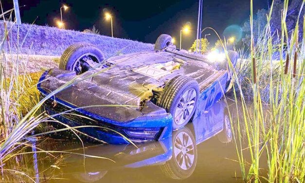 Titokzatos baleset Kistarcsán – Az esővízgyűjtőben landolt a szép új autó, FOTÓK