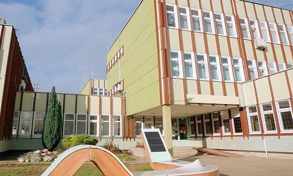 Botrány Bonyhádon: 13 éves tanítványával létesíthetett kapcsolatot egy általános iskolai tanár, a helyiek szerint a pedagógus ügyét politikai okokból megpróbálják eltussolni