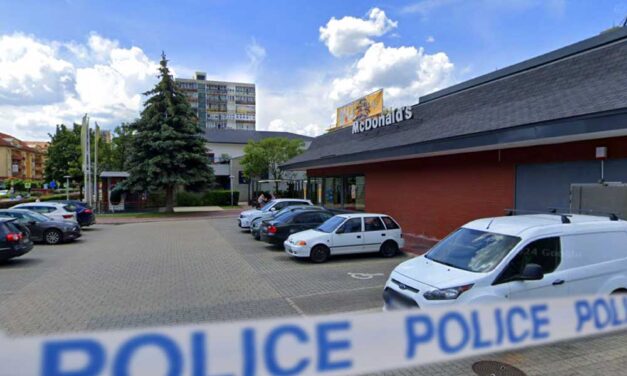 Késelés a McDonald’s parkolójában –  Egy nő miatt lett óriási balhé, rendőrök, mentők érkeztek a helyszínre