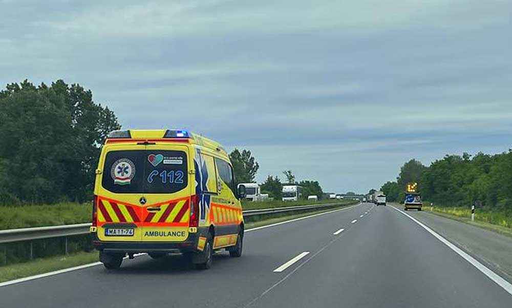 Borzasztó baleset az M1-esen: gumicsere közben gázolta halálra az autóst egy román kamion