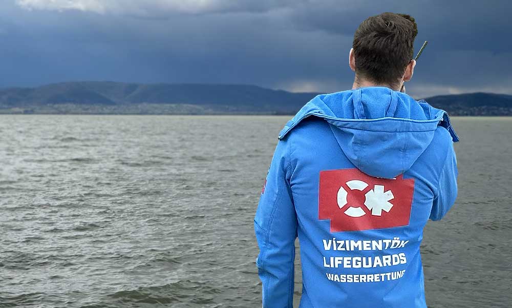 Belefulladt egy férfi a Balatonba, egy matracon fekvő nőt akart kimenteni az erős szélben a vízből