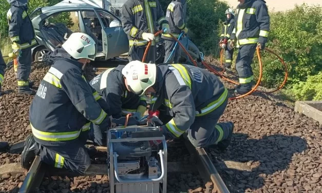 „A kocsiból szinte nem maradt semmi” – munkahelyükre ment az a 3 fiatal, akiknek autója egy vonattal ütközött, mindannyian azonnal meghaltak