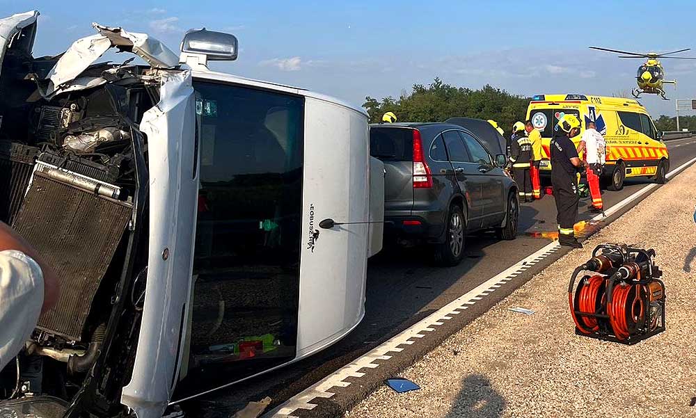 Súlyos baleset érte a Magna Cum Laude zenekart: felborult a turnébuszuk, mentőhelikopter érkezett a helyszínre