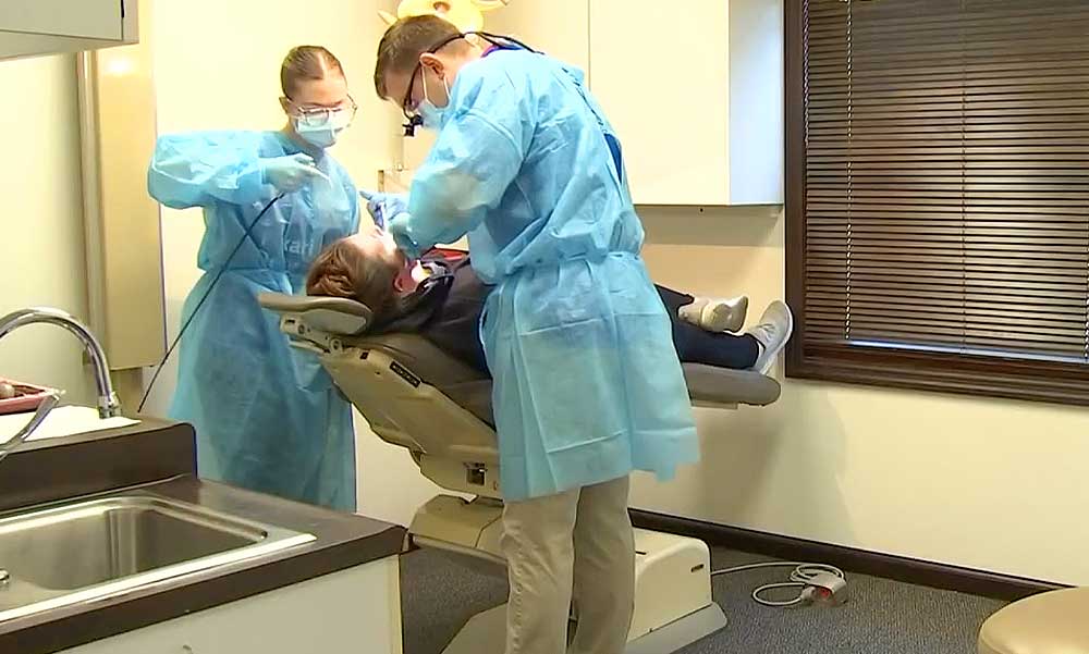 Foghúzás közben törte el a nő állkapcsát a fogorvos, az okozott sérülésről pedig nem is tájékoztatta a beteget