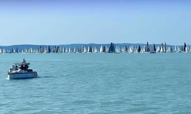 Elrajtolt a Kékszalag mezőnye a Balatonon, 2500 versenyző szeli a habokat