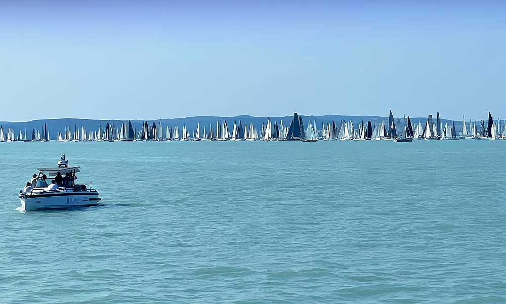 Elrajtolt a Kékszalag mezőnye a Balatonon, 2500 versenyző szeli a habokat