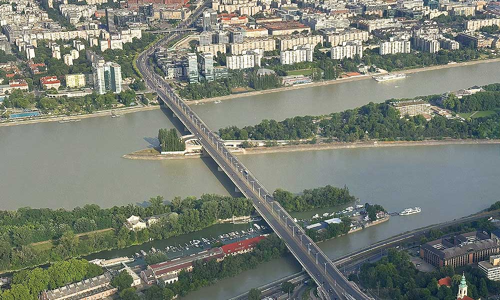 Holttestet találtak az Árpád híd közelében: a rendőrök egy idősebb nőt emeltek ki a vízből, aki vélhetően önszántából dobta el az életét