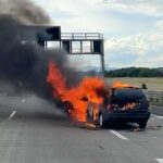 Lángba borult az M0-án egy autó, menet közben gyulladt ki a frissen vett járgány – Videó