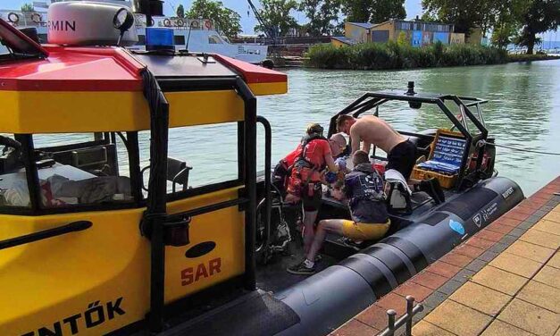 Újraélesztés a siófoki kikötőben: vízbiciklizés közben egy fiú elmerült a Balatonban, tragédia lett a vége