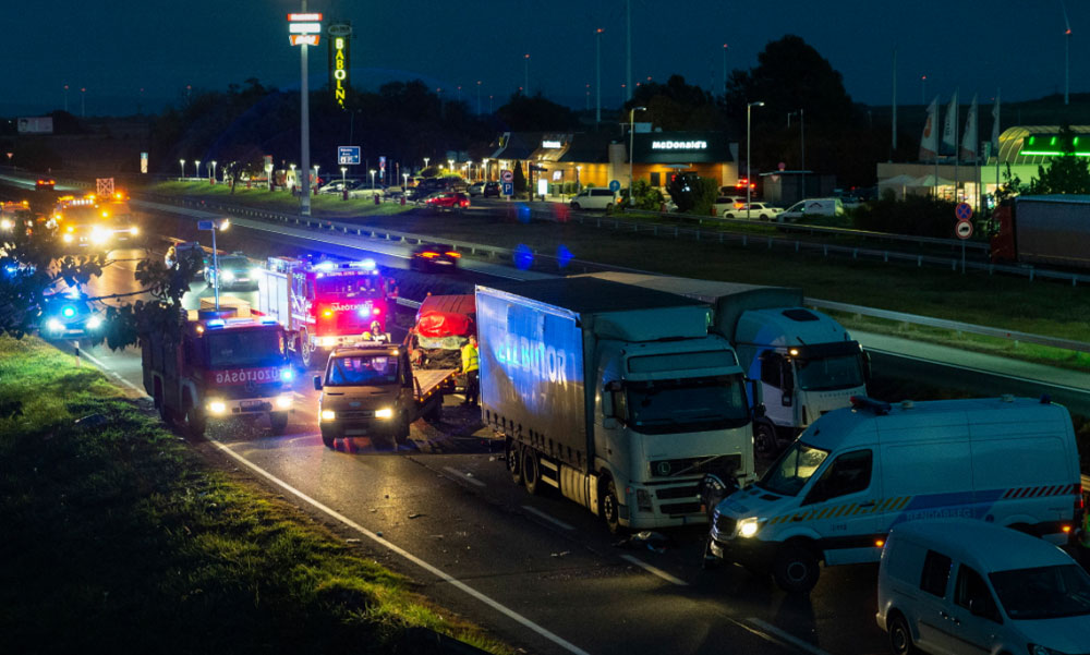 Szörnyű baleset az M1-esen: elaludt a kamion sofőrje, egy házaspár autóját szabályosan odapréselte egy trélernek