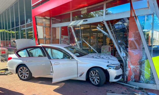 Nekirongyolt a solymári Spar bejáratának a BMW-s, hatalmas felfordulást okozott – FOTÓK