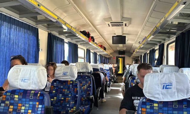 Baleset az InterCityn: leszakadt egy lámpa a vasúti kocsiban, egy idős asszony fejsérülést szenvedett