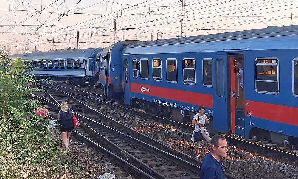 Kisiklott egy IC a Keleti pályaudvarnál, teljesen leállt a vasúti közlekedés