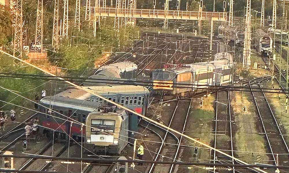 Vasúti baleset Cegléden: több száz méteren keresztül tolta a vonat maga előtt az autót, a sofőr a helyszínen szörnyethalt