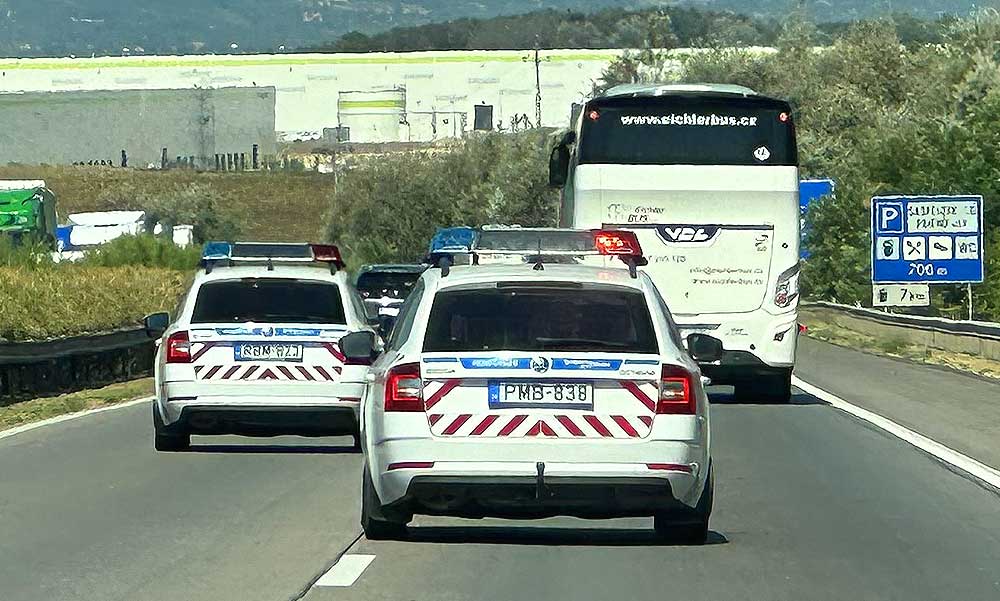 Két motoros és egy autó ütközött az M1-esen Óbaroknál, lezárták az autópályát