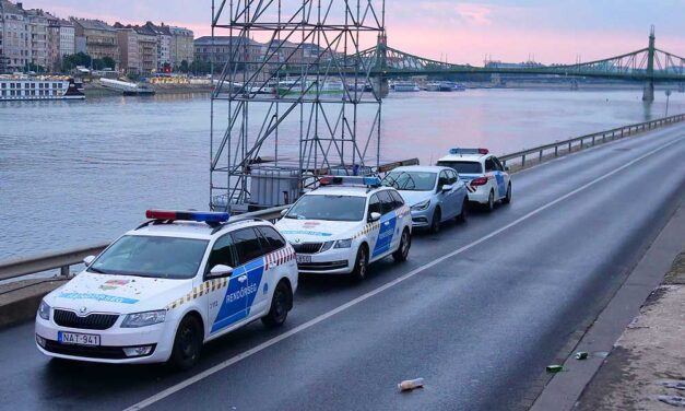 Bulizó fiatalokat sodort a Dunába a kizúduló csapadékvíz az Erzsébet hídnál, három embert kerestek a rendőrök