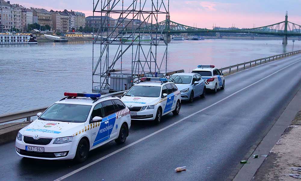 Bulizó fiatalokat sodort a Dunába a kizúduló csapadékvíz az Erzsébet hídnál, három embert kerestek a rendőrök