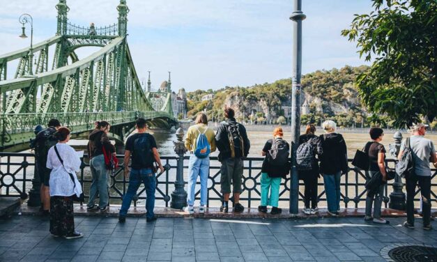 Szombat délután tetőzött a Duna Budapestnél, rengeteg bámészkodó volt a rakpartokon