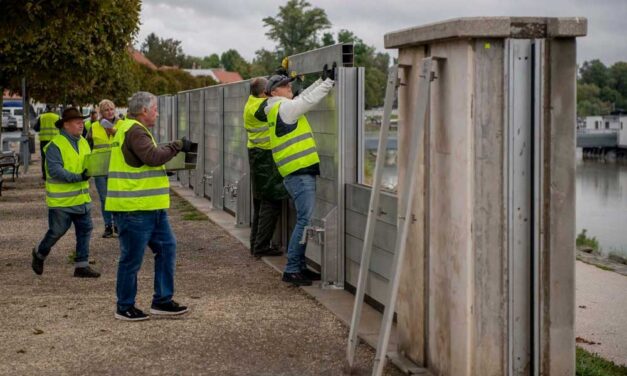 Váratlanul előrébb hozták Szentendrén a mobilgát építését,  közben Pintér Sándor belügyminiszter a saját pénzéből pálinkát vett a gátakon dolgozóknak