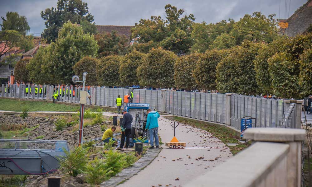 Árvíz a Dunakanyarban: Kisoroszit egy hétre is elzárhatja a víz a külvilágtól, Szentendrén áll a mobilgát, Nagymaroson már utcákat is le kellett zárni