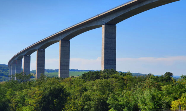 Mától két hétre lezárják a Kőröshegyi völgyhidat, speciális gépekkel megemelik a viaduktot