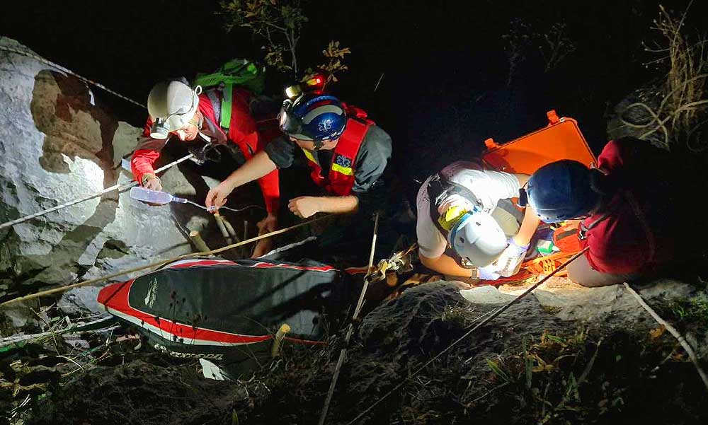 Tragédia a Gerecsében: sziklafalba csapódott egy siklóernyős, a barlangi mentők kritikus állapotban találtak rá