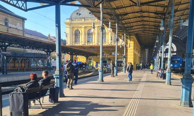 „Egy kisgyerekre ráesett az anyukája, rá pedig valaki más borult”” – nekiütközött egy InterCity az ütközőbaknak a Keleti pályaudvaron, többen megsérültek