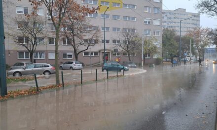 Árvízre ébredtek a zuglóiak: csőtörés miatt hömpölyög a víz a Füredi utcai lakótelepen