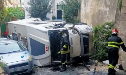 Vezetés közben kapott szívrohamot és meghalt a budapesti férfi, ezután zuhant a mélybe lakóautója Olaszországban