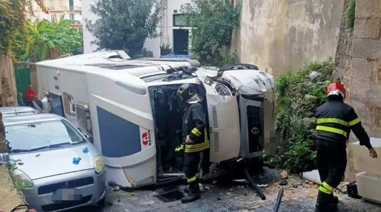 Vezetés közben kapott szívrohamot és meghalt a budapesti férfi, ezután zuhant a mélybe lakóautója Olaszországban