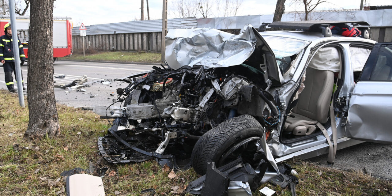 BMW-vel ütközött a BKK egyik járata Kőbányán, 3 embert vágtak ki a roncsokból