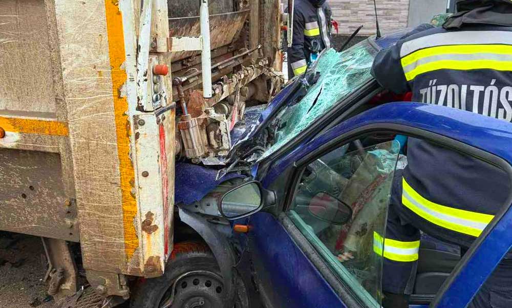 Fékezés nélkül csapódott a kukásautóba egy Renault, a sofőr kábítószer hatása alatt lehetett