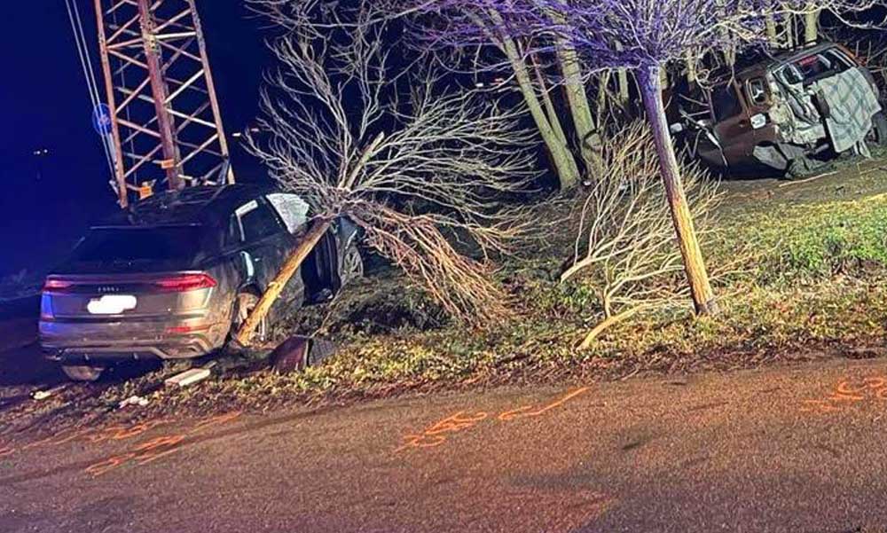 Halálos baleset Gödön: luxusautóval ütközött a Suzuki, az idős sofőr kirepült az autóból