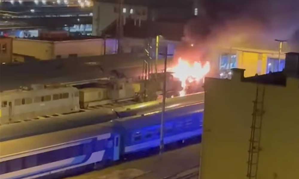 Kigyulladt egy mozdony a Keleti pályaudvaron, óriási lángokkal ég egy vonat, lezárták az egész pályaudvart, nagy erőkkel vonultak ki a tűzoltók – CIKKÜNK FOLYAMATOSAN FRISSÜL