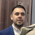 Sértődött óvodásként viselkedett Kammerer Zoltán, Göd polgármestere, aki megint elmenekült a sajtó elől – VIDEÓ