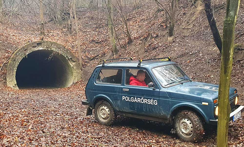 Sárisápi rém ügyvédje állítja: az elrabolt 10 éves kislány életét mobiltelefonja mentette meg, a férfi fajtalankodott, majd fojtogatta a gyereket