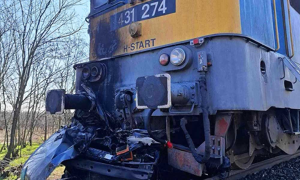Súlyos vasúti baleset Ceglédnél: mozdonnyal ütközött, majd kigyulladt egy autó, ketten szörnyethaltak