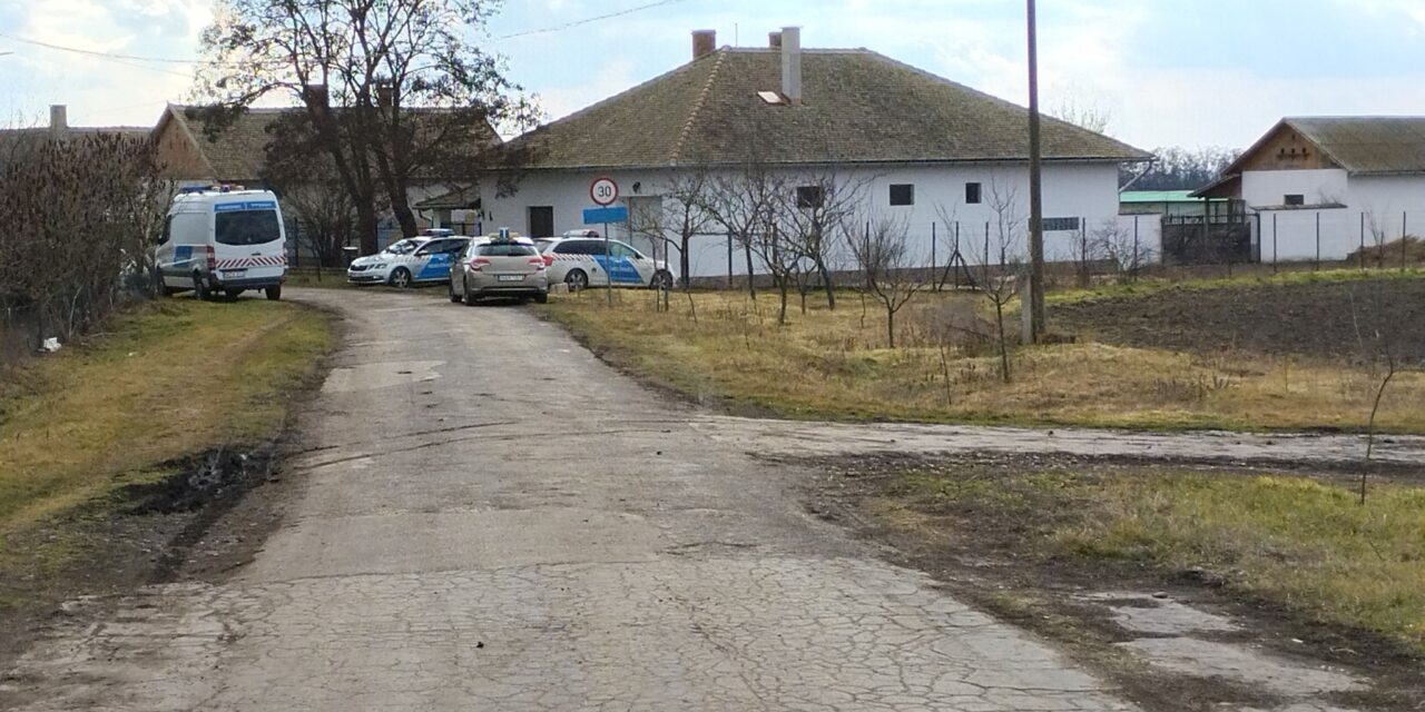 Gyilkosság Berekfürdőn: a tyúkólban találták rá a rendőrök a 10 éves halott gyerekre, az anyja végezhetett vele