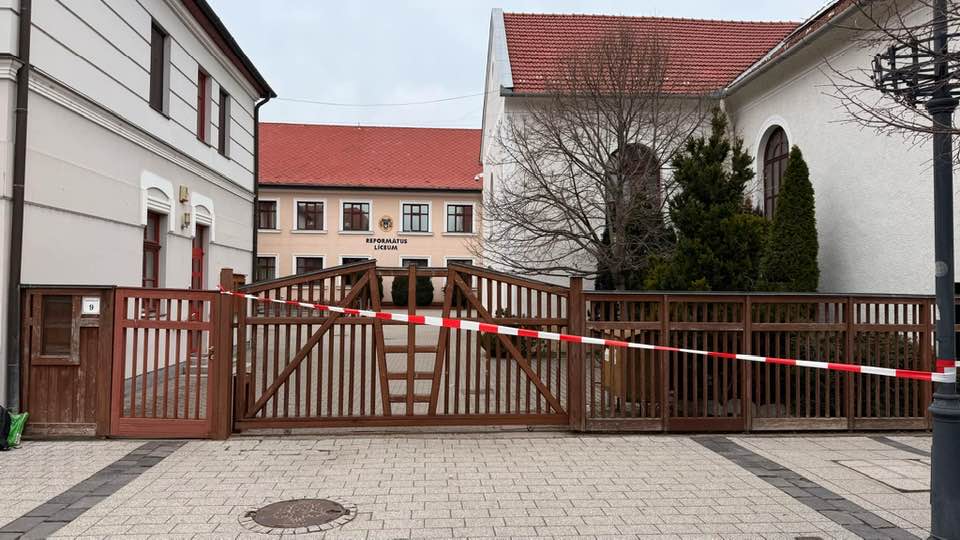 Rengeteg lőfegyvert és kézigránatot találtak a Gödöllői Református Líceum építkezésén: azonnal kiürítették az iskolát