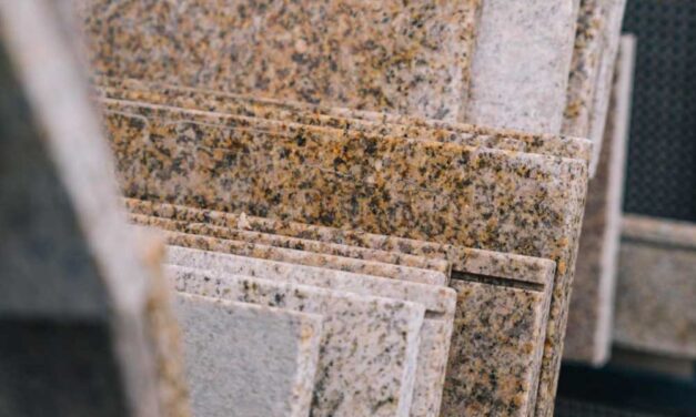 Az antracit ablakpárkány napjainkban sem veszít népszerűségéből