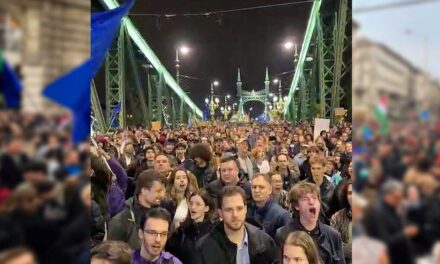 „Orbán, takarodj!” – több ezren tünetenek a Szabadság hídon Majka kormányellenes dalát énekli a tömeg